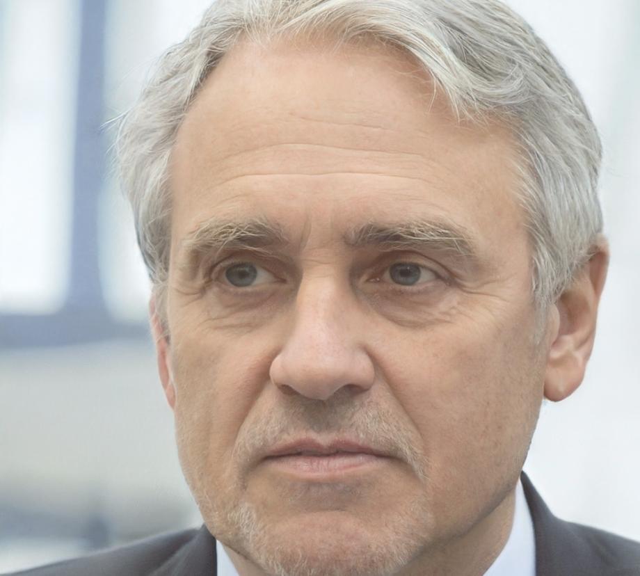 Retrato de Darius Kovalenko, analista financiero